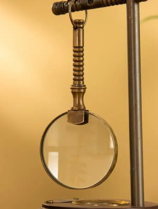 Лупа с подставкой 9х9х17 см