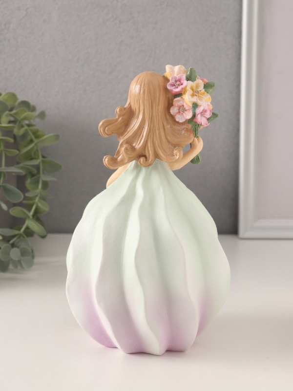 Сувенир полистоун "Девочка-зефирка с букетом" зелёно-фиолетовый 11,5х10,5х18,5 см