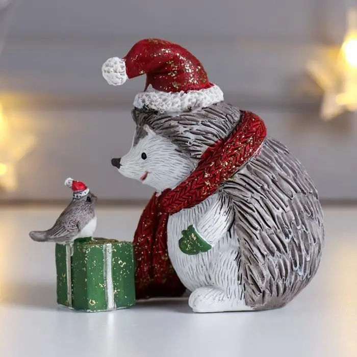 Сувенир полистоун "Ёжик в красном колпак и шарфе, с подарком и птичкой" беж 8,5х5х9,5 см