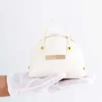 Кожанная подарочная сумочка 14 х 6,5 х 12,8 см белая