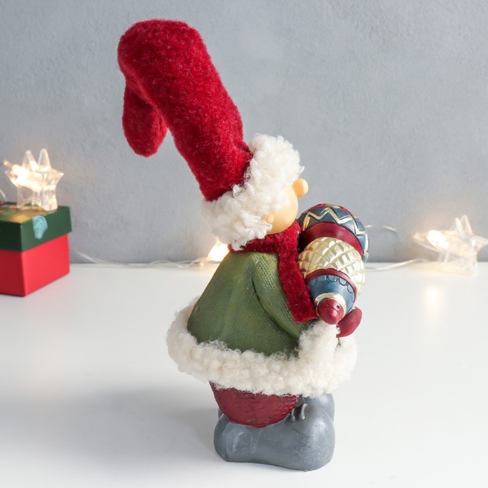 Сувенир полистоун "Гномик в красном колпаке с ёлочной игрушкой" 10,5х12,5х27,5 см