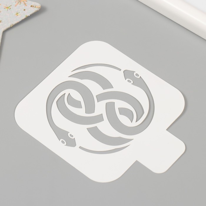 Трафарет новогодний пластиковый "Символ змеи", размер 9х9 см