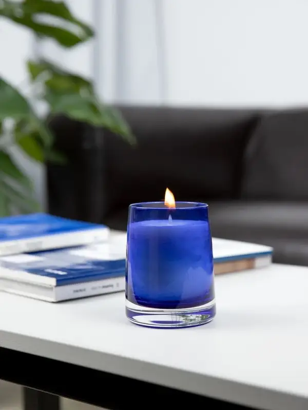 Ароматическая свеча Fragnola, пряная древесина и кардамон, темно-синяя