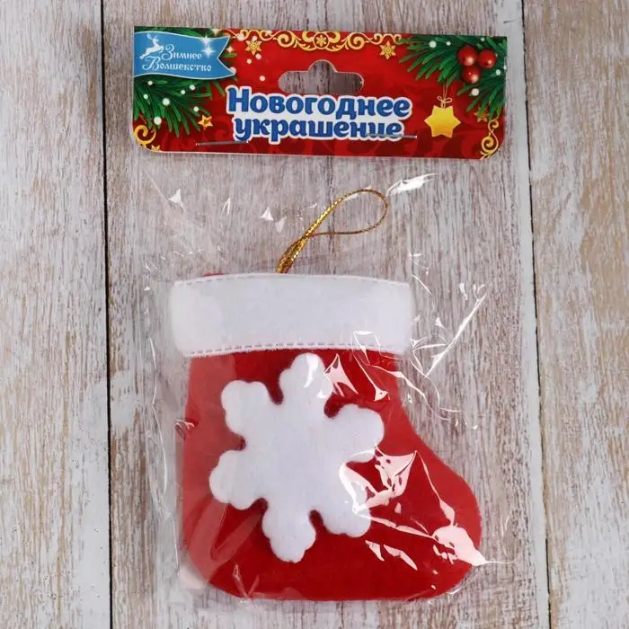 Подвеска на ёлку &laquo;Носок - белая снежинка&raquo;, мягкая, 8&times;6 см, красный
