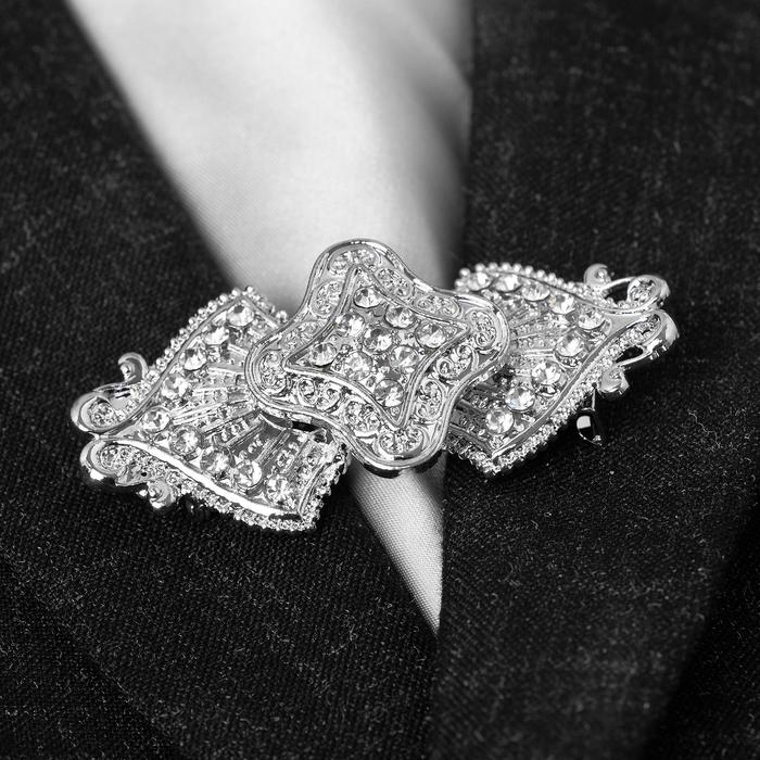 Зажим для кардигана &laquo;Клевер&raquo;, цвет белый в серебре