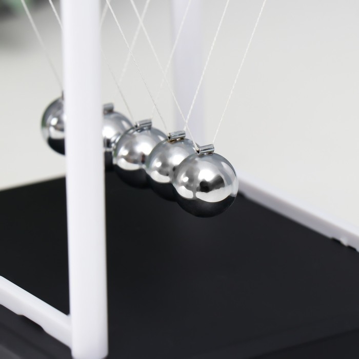 Маятник пластик "Шары Ньютона" белый 14х11,5х13,5 см