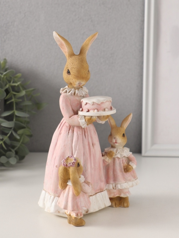Сувенир полистоун "Мама зайка с дочками - именнинный торт" розовый 12,5х9,5х20,5 см