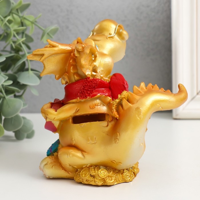 Копилка полистоун "Дракон золотистый в новогоднем шарфе с подарками" МИКС 8,5х11х12,5 см