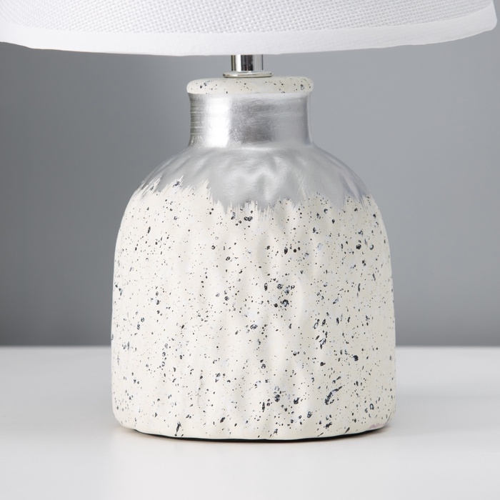 Настольная лампа с абажуром RISALUX &laquo;Овация&raquo;, 1&times;Е14, 40 Вт, белый, 22&times;22&times;31 см