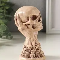 Статуэтка "Череп на руке" высота 12 см, цвет слоновая кость