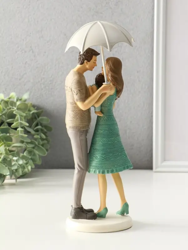 Сувенир полистоун "Папа, мама и малыш в вязанных нарядах, под зонтом" 8,5х9,5х25,5 см