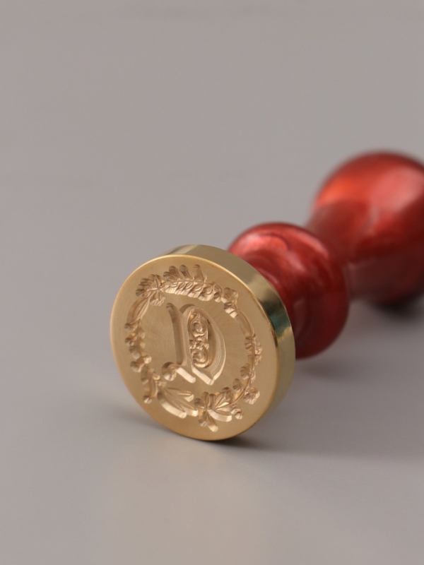 Печать для сургуча с пластиковой ручкой "Венок с буквой D" 2,5х2,5х6,3 см