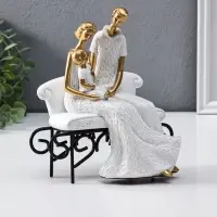 Сувенир полистоун "Родители с малышом на диванчике" бело-золотой 12,5х18х22,5 см