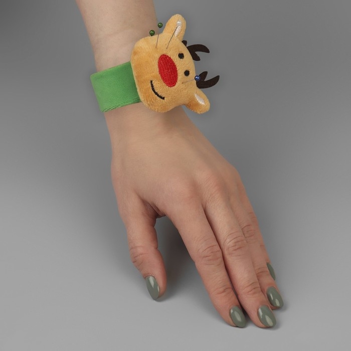 Игольница на браслете &laquo;Олень&raquo;, 23 &times; 7 см, цвет зелёный/коричневый