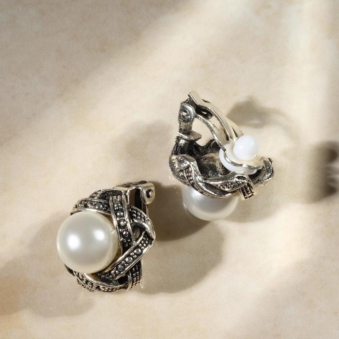Клипсы &laquo;Грейс&raquo; внахлёст с бусиной, цвет белый в чернёном серебре