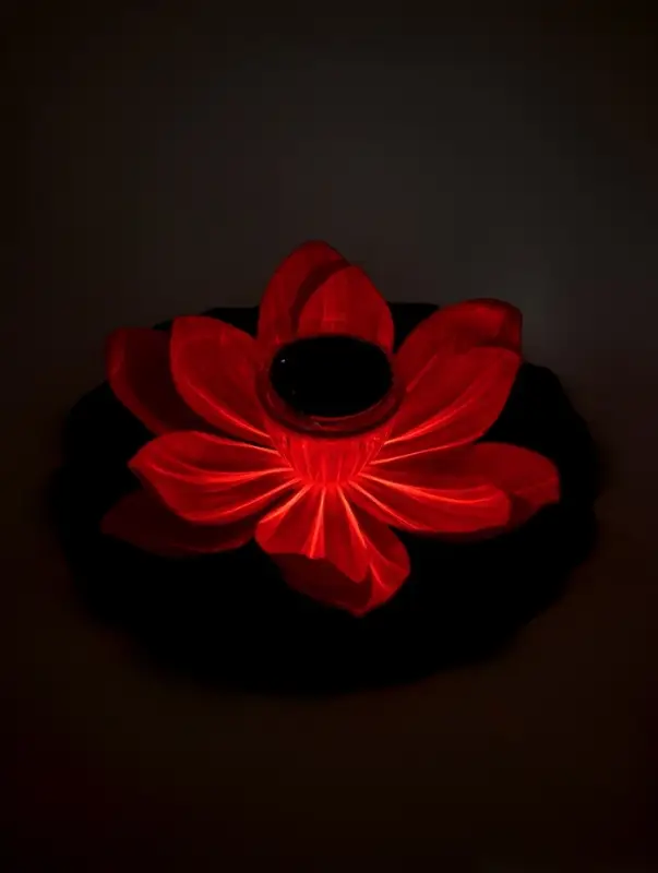 Садовый светильник для водоемов 28 х 28 х 9 см на солнечной бат-е "Лотос" красный N008