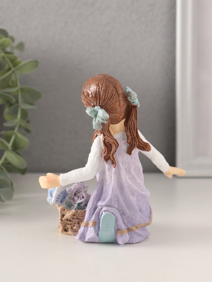 Сувенир полистоун "Девочка в сиреневом сарафане с корзинкой цветов" 11х6,5х12 см