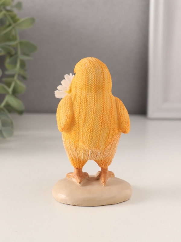 Сувенир полистоун "Вязаный цыплёнок с ромашкой в клюве" 5,5х5,5х10 см