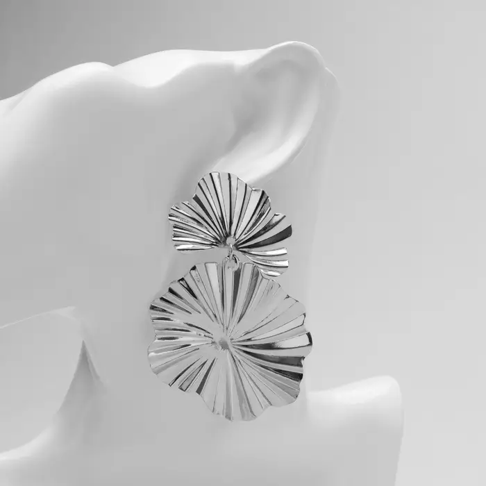 Серьги металл &laquo;Атмосфера&raquo; сжатые цветы, цвет серебро