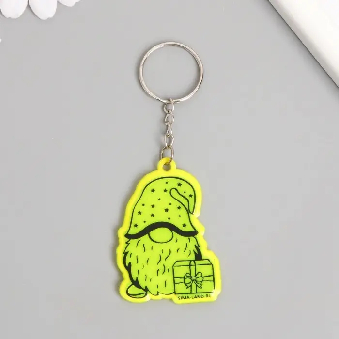 Брелок пластик светоотражающий "Гномик с подарком"  5,5х3,8 см