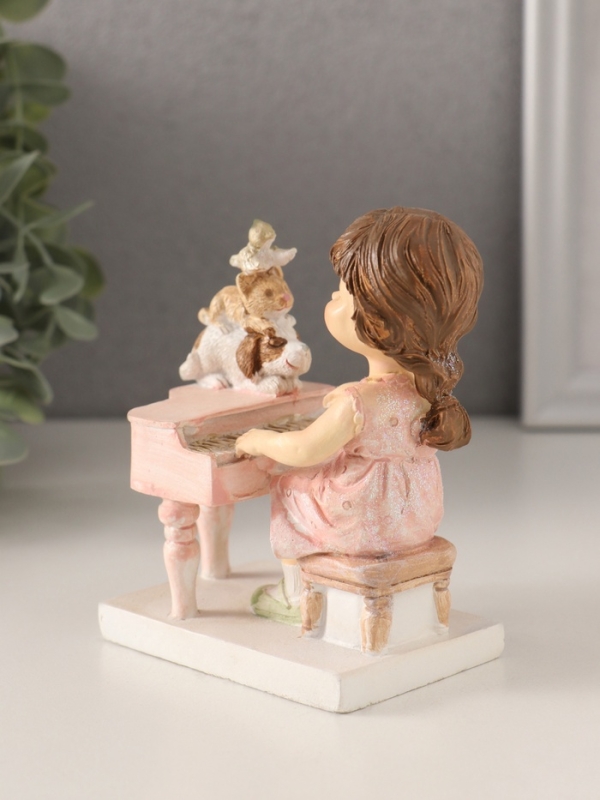 Сувенир полистоун "Малышка играет на фортепиано, зверята слушают" 9,5х5,5х10 см