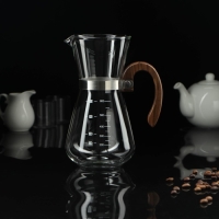 Кемекс стеклянный с мерной шкалой &laquo;Типика&raquo;, 600 мл, с деревянной ручкой