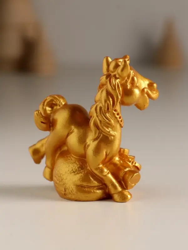 Сувенир полистоун "Золотой конь с богатством" МИКС 5х2,5х6,7 см