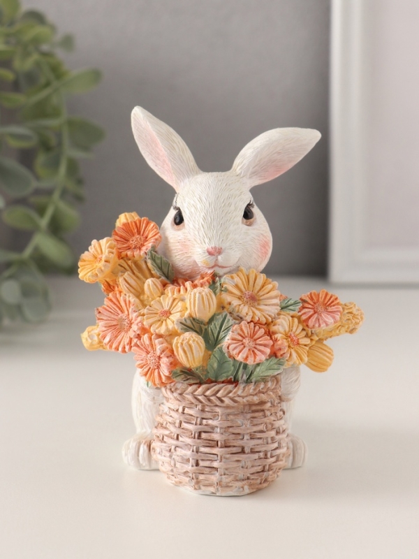 Сувенир полистоун "Белый кролик с цветами в плетённой корзине" 9х8,5х11,5 см