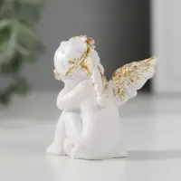 Сувенир полистоун "Ангелочек с головой на коленках сидит" белый с золотом 4,5х3,2х4,5 см