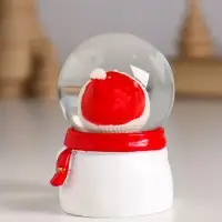 Сувенир полистоун водяной шар "Дед Мороз/Снеговик шар на голове" МИКС 6,8х5х5 см