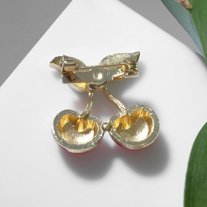 Брошь &laquo;Вишенки&raquo; пара с листом, цвет красно-зелёный в золоте (неделимая фасовка 12 шт., цена за шт.)