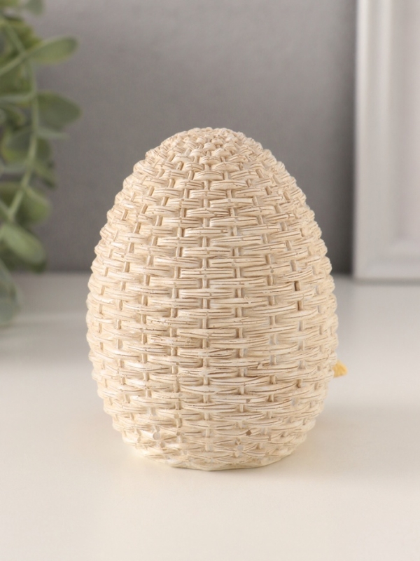 Сувенир полистоун "Курочка и петушок у плетённого яичка" 9х8,5х10 см