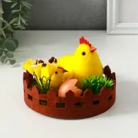 Сувенир пасхальный "Курочка с цыплятами на лужайке с забором" 12,5х12,5х8,5 см
