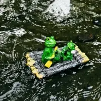 Садовая фигура 17 х 11 х 9,5 см "Лягушки на плоту" Водоплавающая