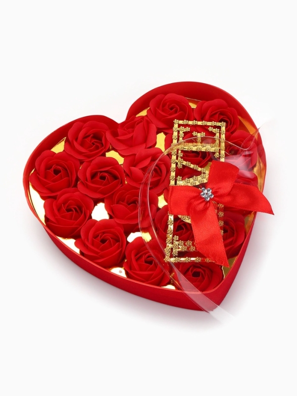 18 мыльных красных роз с надписью в коробке