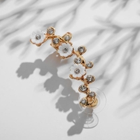 Серьга &laquo;Кафф&raquo; ромашки со стразами, цвет белый в золоте, L=5 см