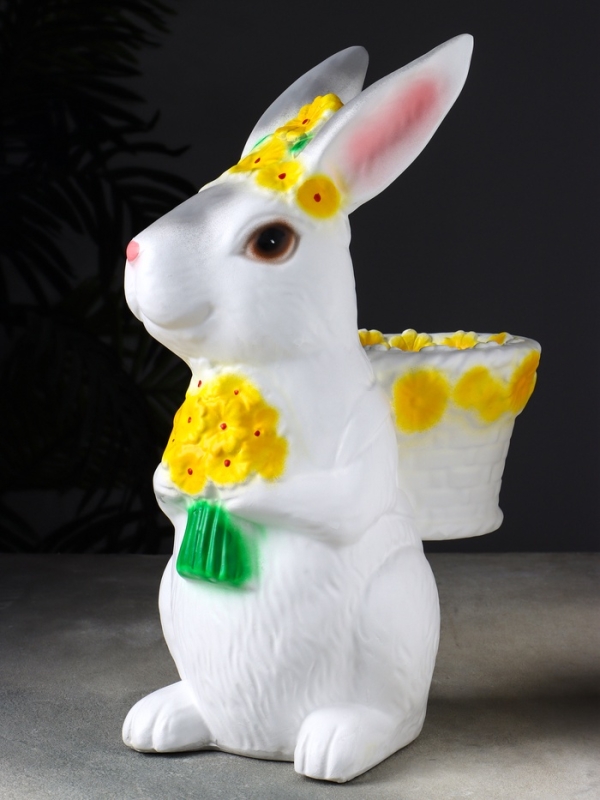 Фигура "Зайка с корзинкой кашпо" 15х25х38 см