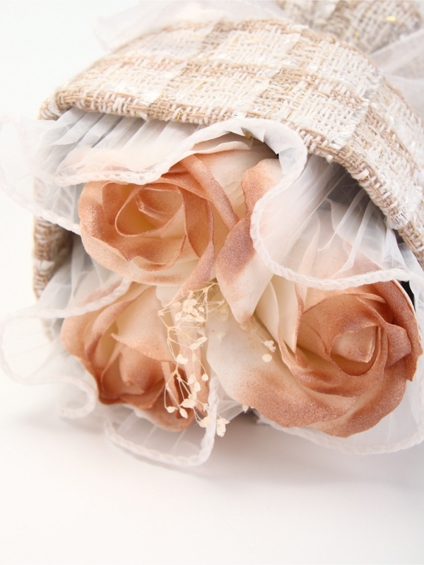 Букет из трех бежевых мыльных роз