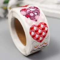 Наклейка бумага "Разные сердечки" d=2,5 см 500 шт в рулоне 3х6,5х6,5 см