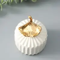 Шкатулка керамика "Золотой лист Гинкго" белая 8х8х10 см