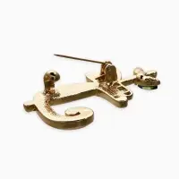 Брошь перламутровый "Котёнок" на ветке, цвет белый в золоте