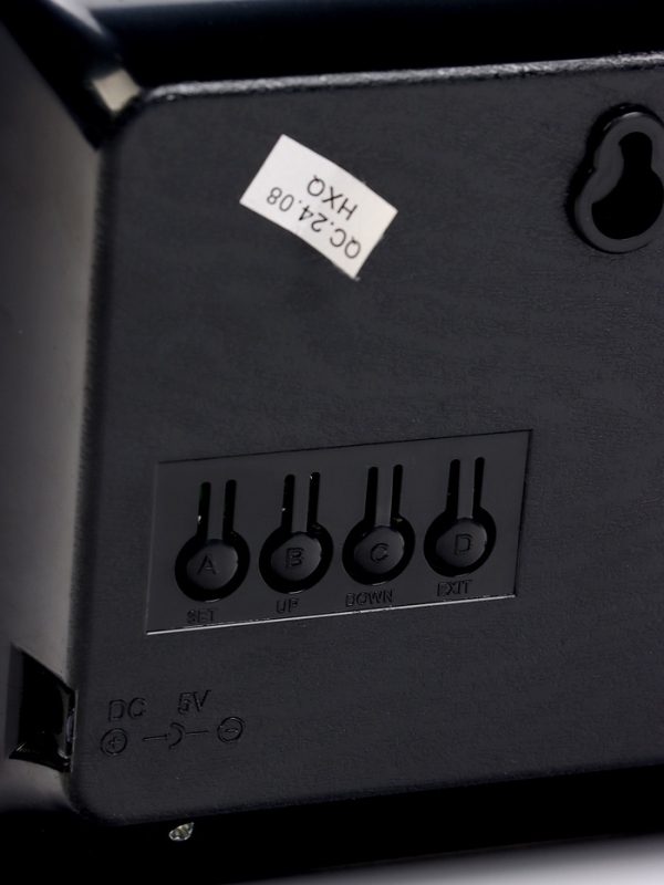 Часы электронные настенные, календарь и термометр, 36.2 х 15.5 см, белые цифры 10 х 4.5 см   1076627