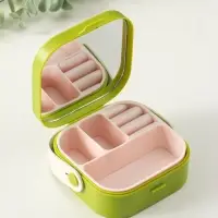 Шкатулка пластик для украшений с зеркалом, с ручкой 3 ячейки, 3 полосы, зелёны 9х9х3,8 см