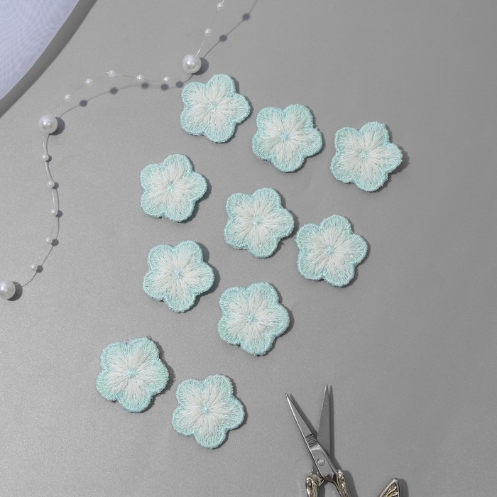 Вязаные элементы &laquo;Цветочки&raquo;, 2,8 &times; 2,8 см, 10 шт, цвет зелёный/белый