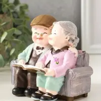 Сувенир полистоун "Дедуля с бабулей на диване читают книгу" 12х5х11 см