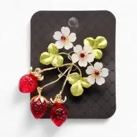 Брошь "Земляника" с цветочками, цветная в золоте