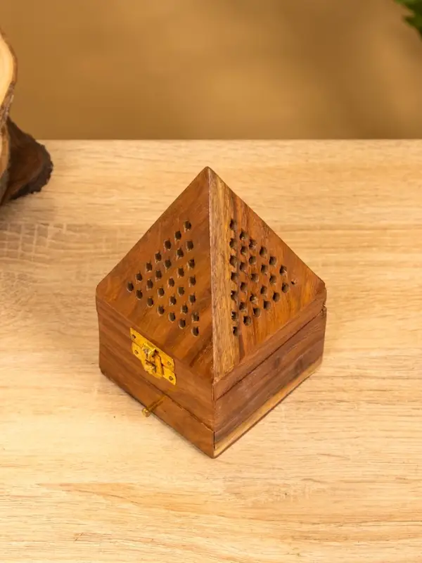 Подставка под благовония в форме пирамиды "Джали" 9х9х15,5 см, дерево шишам
