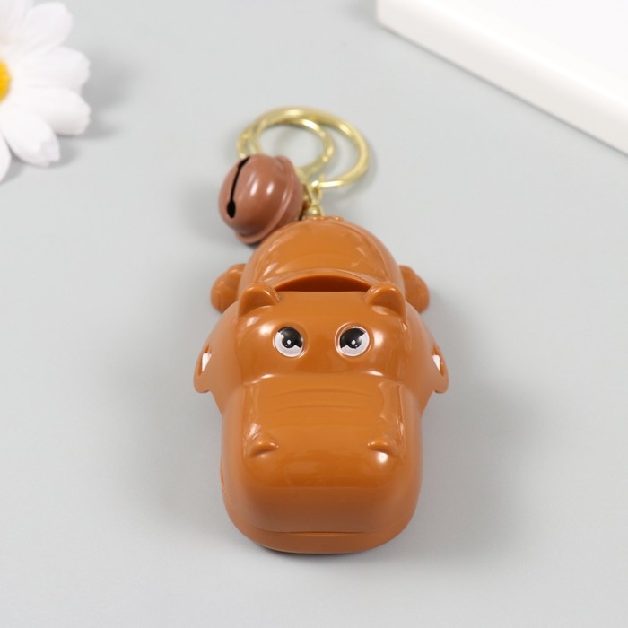 Брелок пластик с карабином "Бегемот-зубастик" закрывается при нажатии на зуб 5,5х7,5х4,5 см   104989