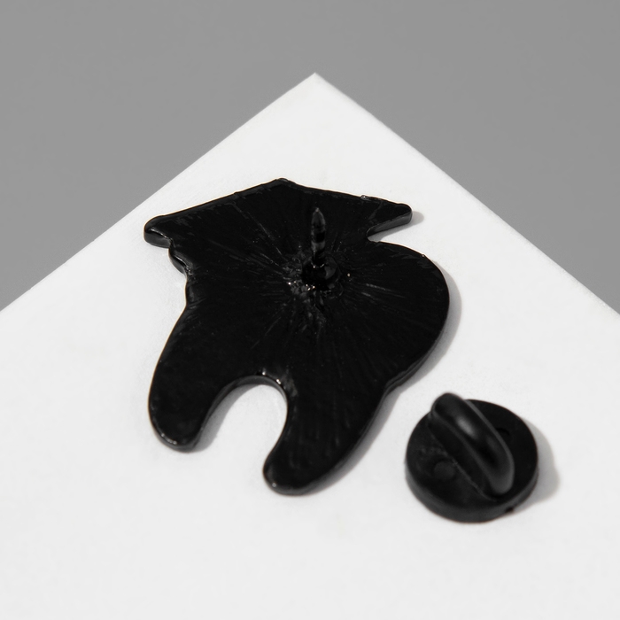 Значок &laquo;Зуб&raquo; в академической шапочке, цвет чёрно-белый в чёрном металле