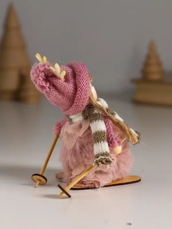 Кукла интерьерная "Малышка в платье зефирки, на лыжах" 5,7х4,2х10 см